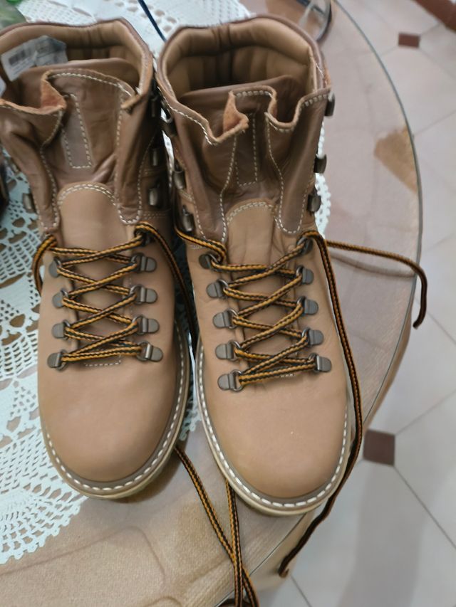 Scarponi da montagna marroni