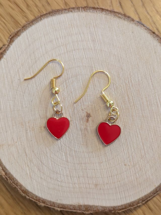 Pendientes corazón rojos dorados
