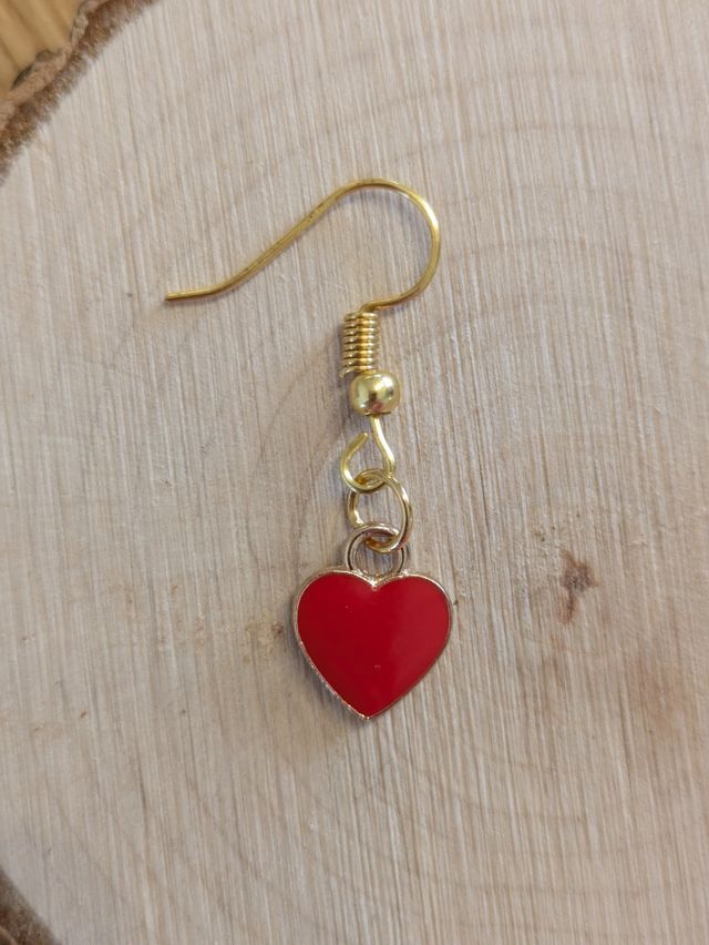 Pendientes corazón rojos dorados