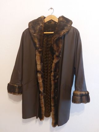 Abrigo marrón mujer reversible
Impermeable y pelo 