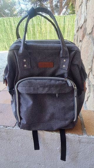 Bolso gris para carrito de bebé.