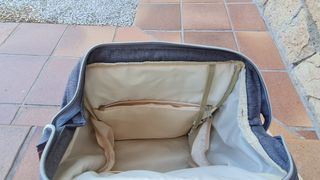 Bolso gris para carrito de bebé.