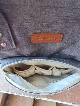 Bolso gris para carrito de bebé.