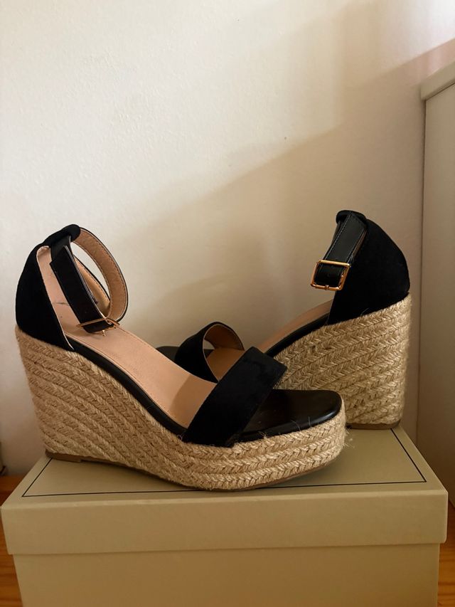 Tacones cuña negros