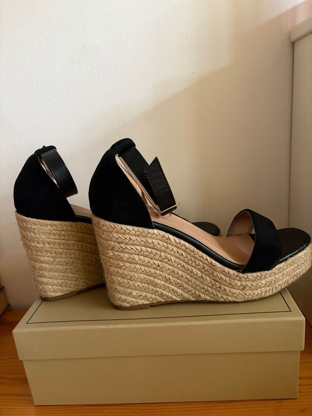 Tacones cuña negros