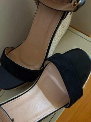 Tacones cuña negros