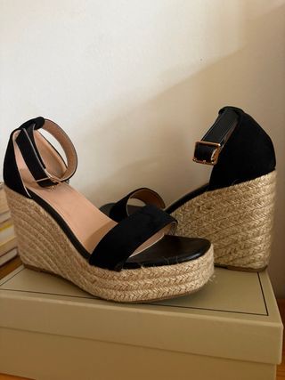 Tacones cuña negros