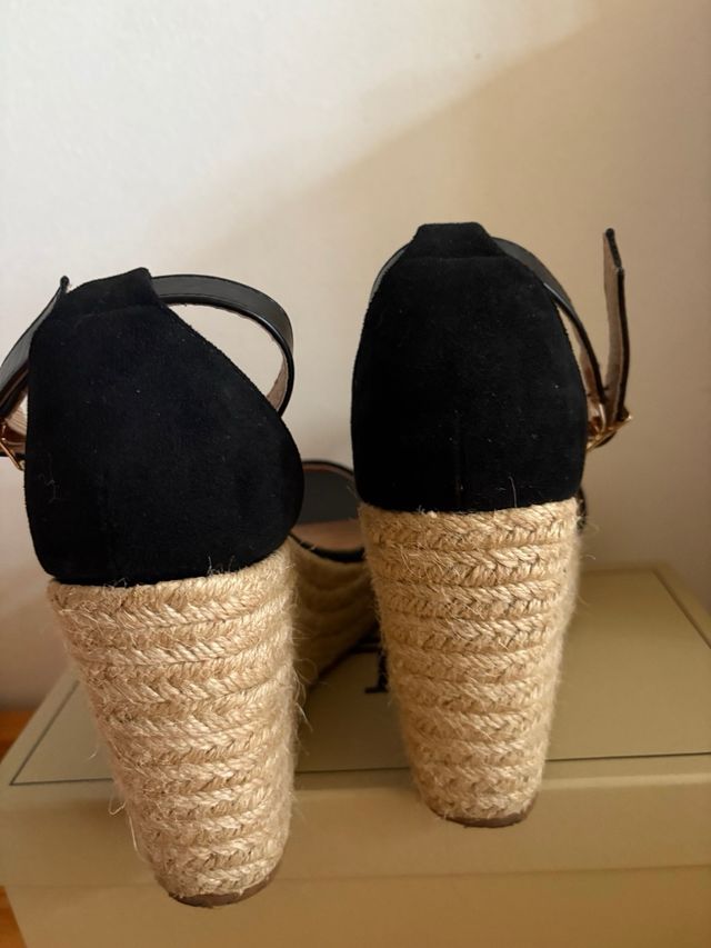 Tacones cuña negros