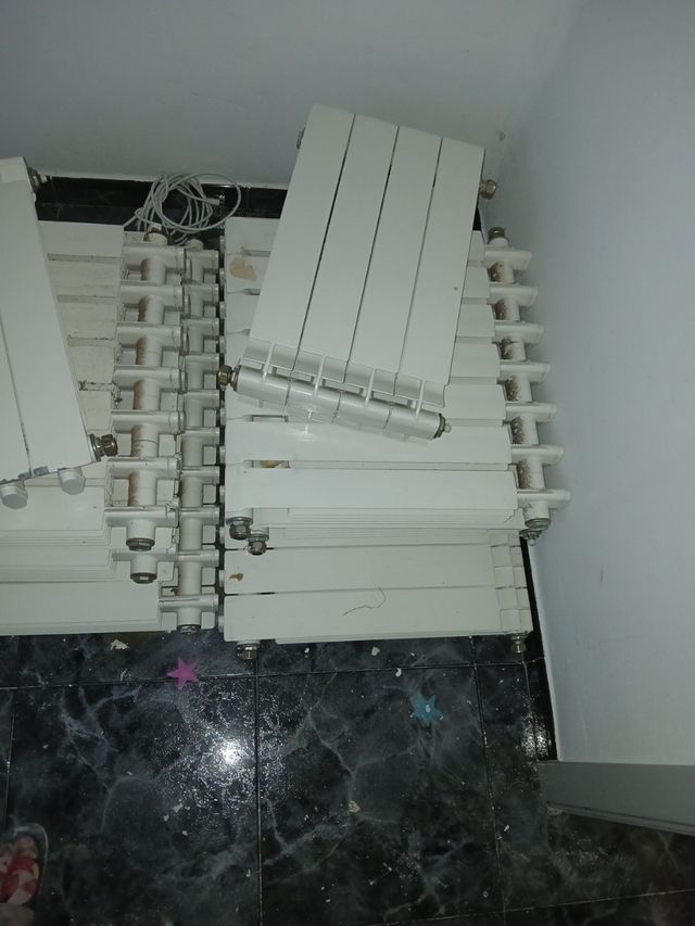 Radiadores blancos de metal