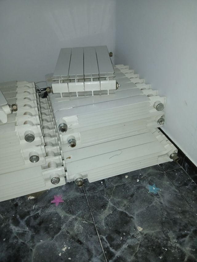 Radiadores blancos de metal