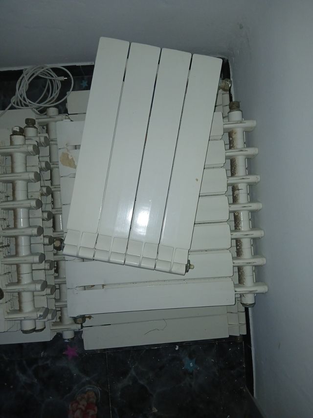 Radiadores blancos de metal