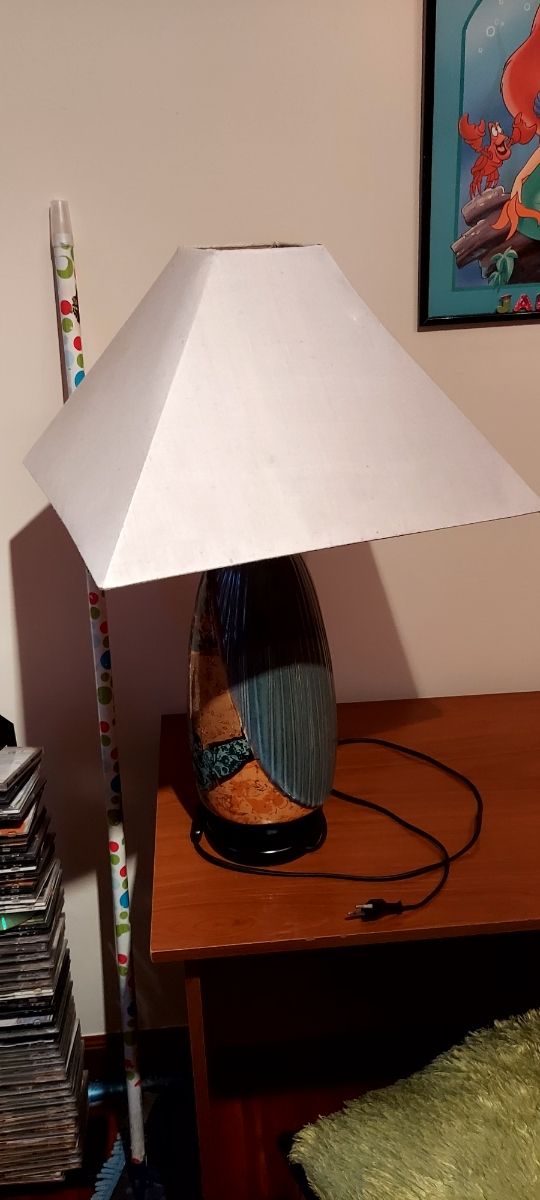 Lámpara cerámica azul y blanca