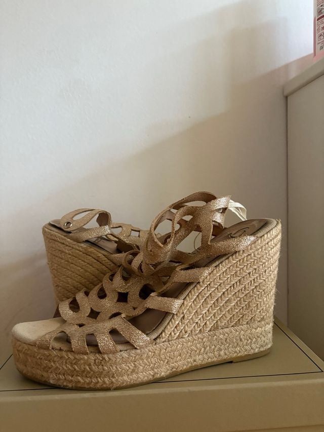 Tacones cuña dorados