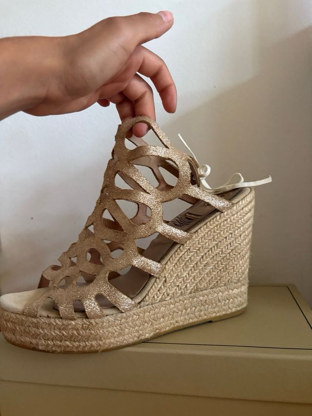 Tacones cuña dorados