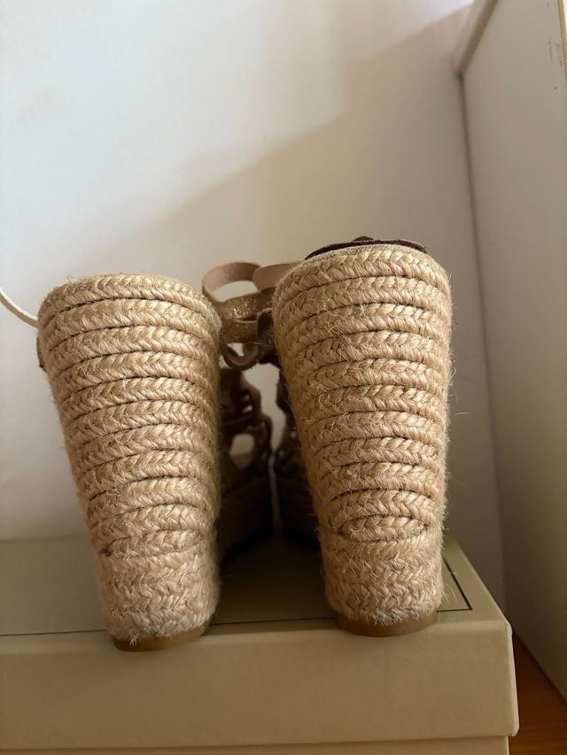 Tacones cuña dorados