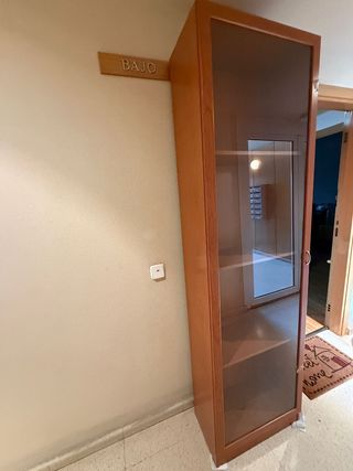 Vitrina de madera con puerta de cristal
