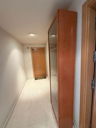 Vitrina de madera con puerta de cristal