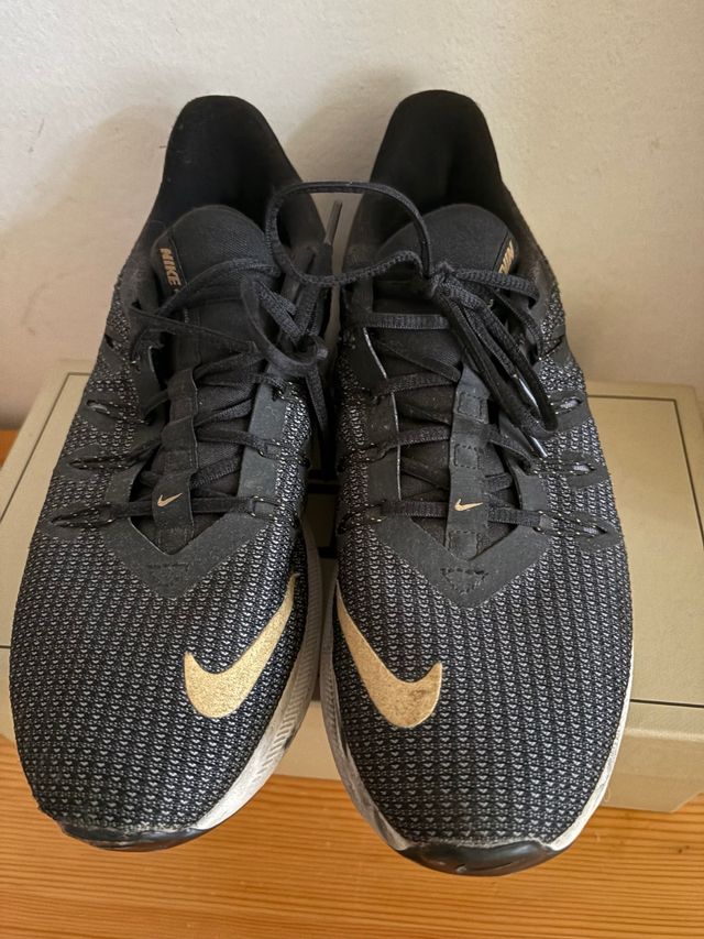 Tenis Nike negros y dorados