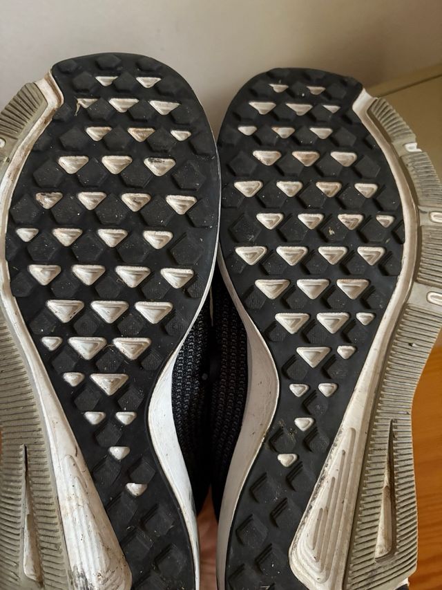 Tenis Nike negros y dorados