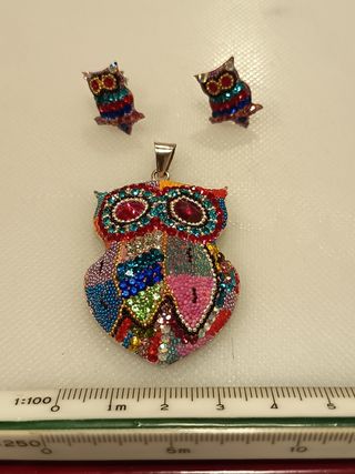 Tres juegos de colgante con pendientes a juego.