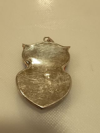 Tres juegos de colgante con pendientes a juego.