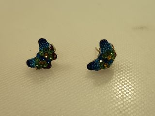 Tres juegos de colgante con pendientes a juego.