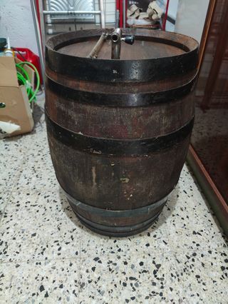 Barril de madera antiguo