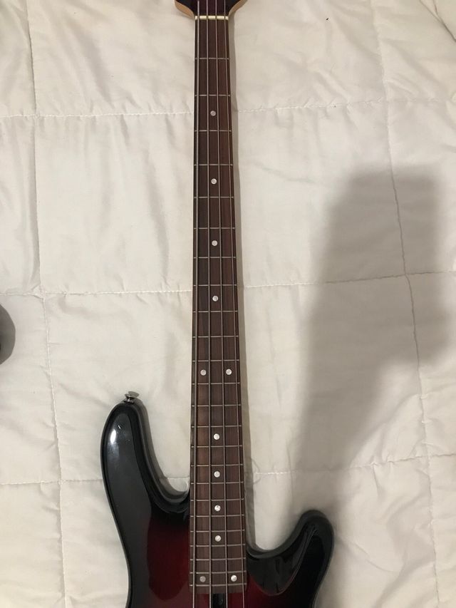 Bajo Yamaha 4 cuerdas semi nuevo .