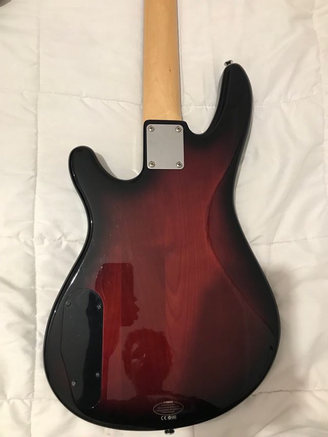Bajo Yamaha 4 cuerdas semi nuevo .