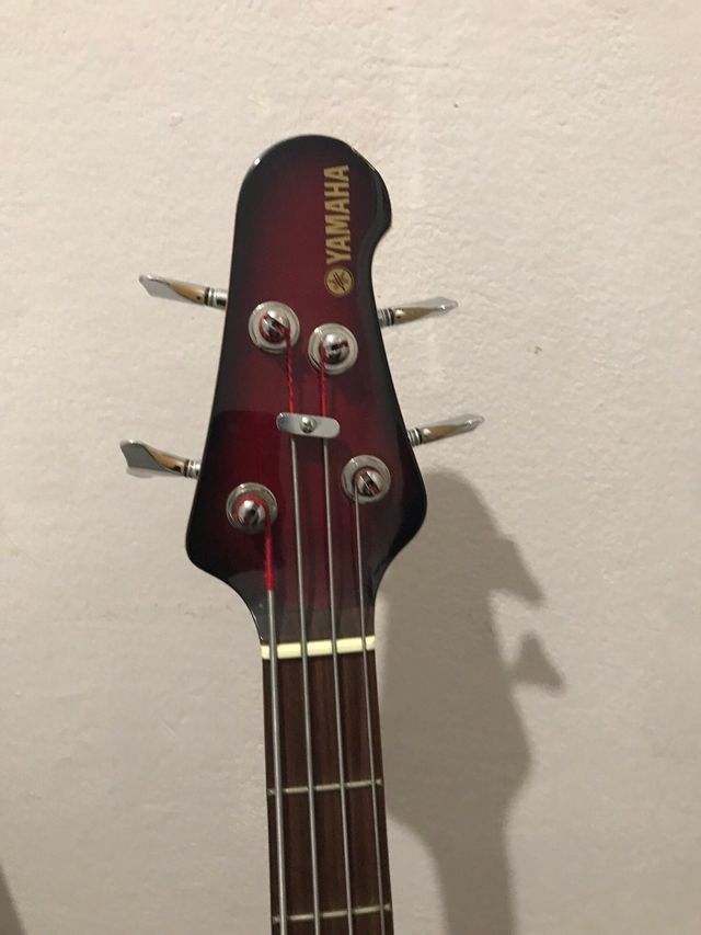 Bajo Yamaha 4 cuerdas semi nuevo .