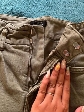 Pantalones Bershka verde militar - Talla S