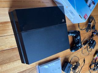 PS4 (PlayStation 4) mas un mando