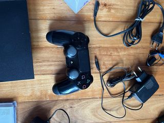 PS4 (PlayStation 4) mas un mando