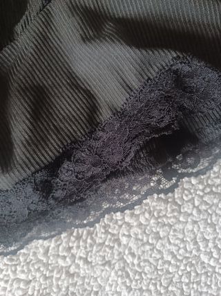 Crop top nero pizzo
