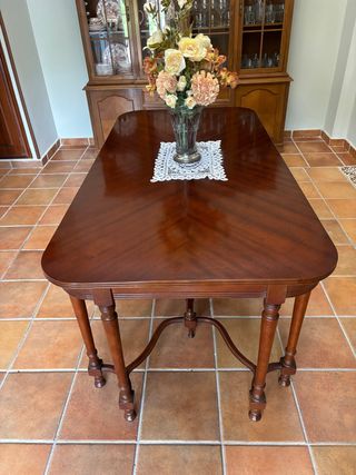Mesa comedor extensible. Madera maciza cerezo.