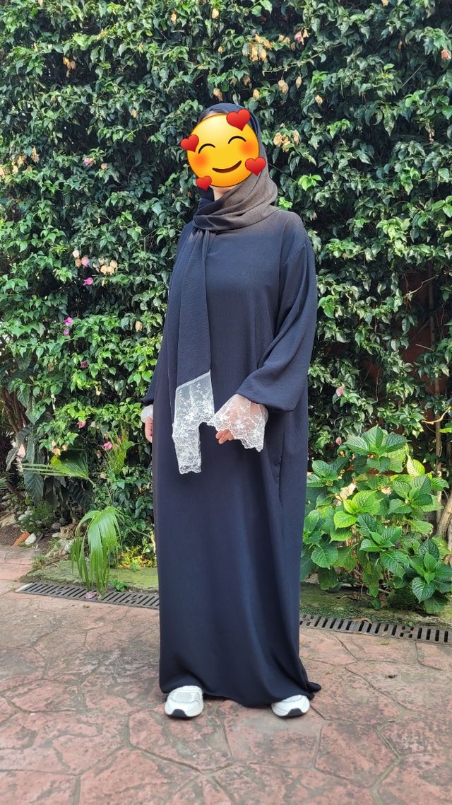Abaya negra con encaje