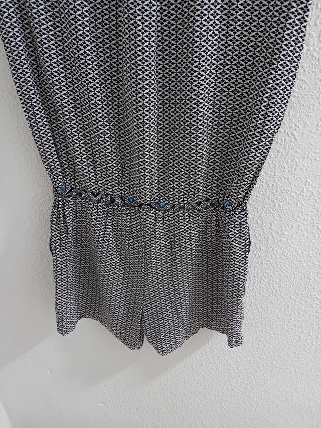 Mono corto blanco y negro