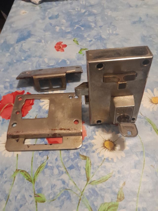 Cerradura antipalanca antigua