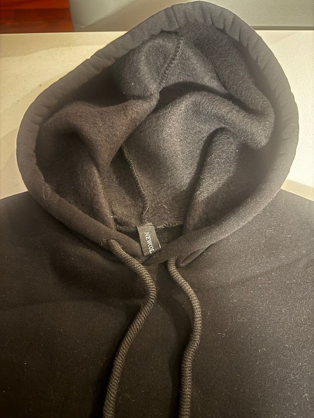 Felpa nera con cappuccio nuova Newcollection
