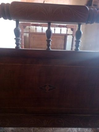 Cama antigua de madera