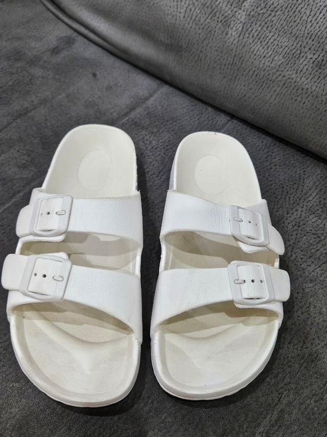 Chanclas blancas piscina