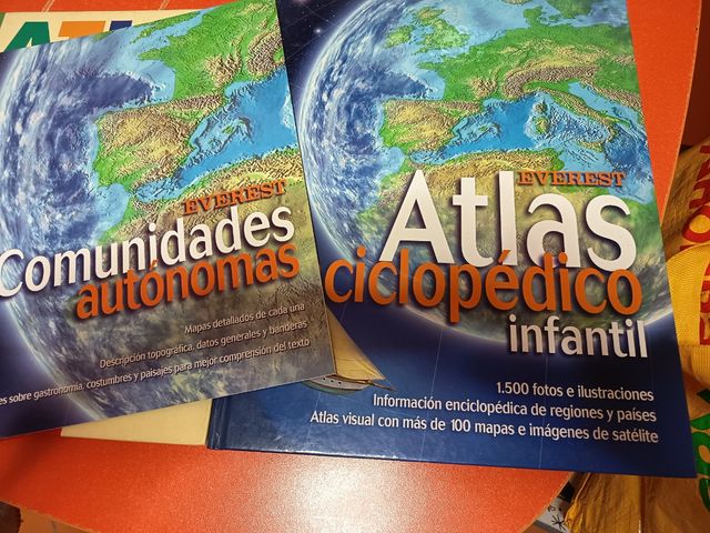 Atlas infantil y otro histórico .