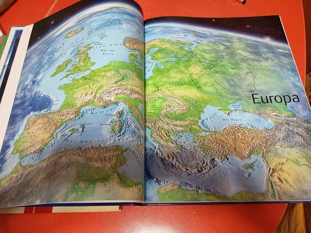 Atlas infantil y otro histórico .