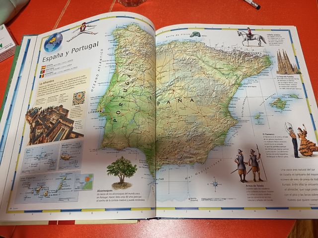 Atlas infantil y otro histórico .