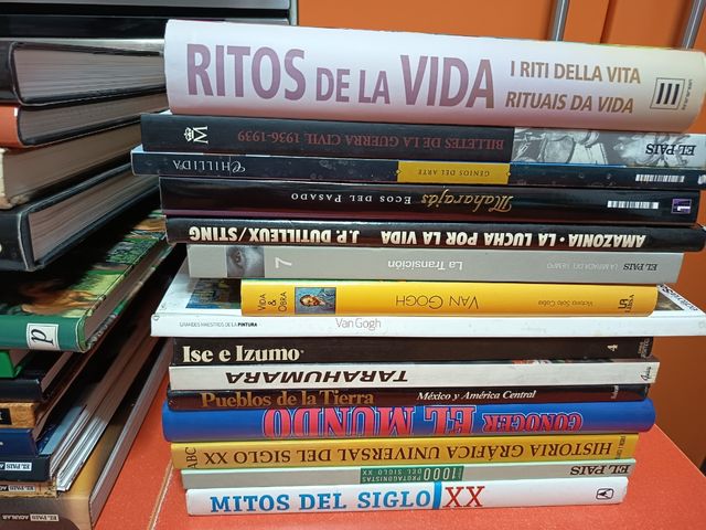 Atlas infantil y otro histórico .