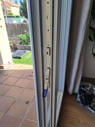 Puerta de seguridad de PVC con persiana. 1,35x2,10