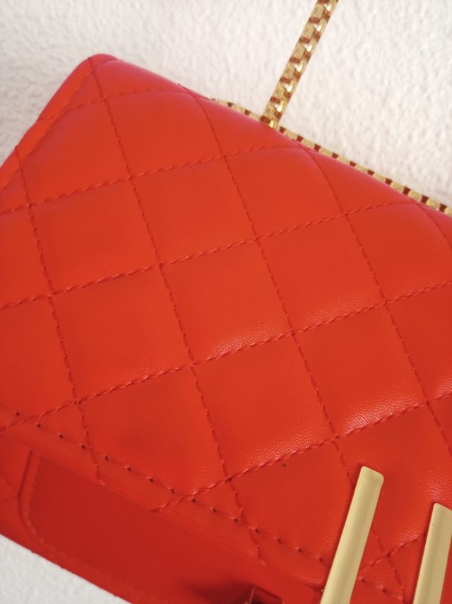 Bolso rojo cadena dorada