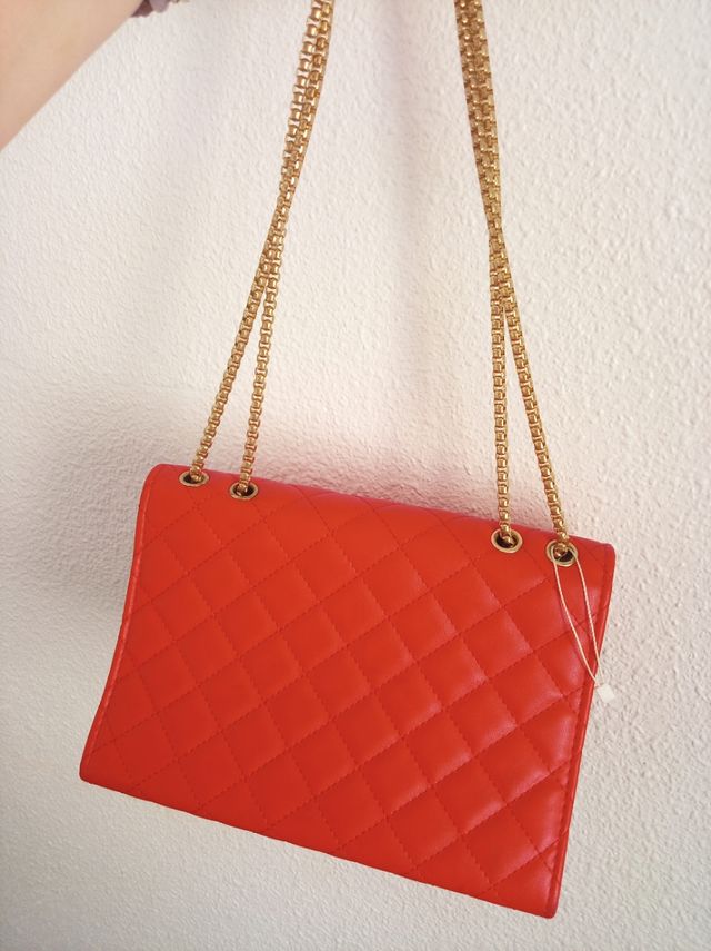 Bolso rojo cadena dorada