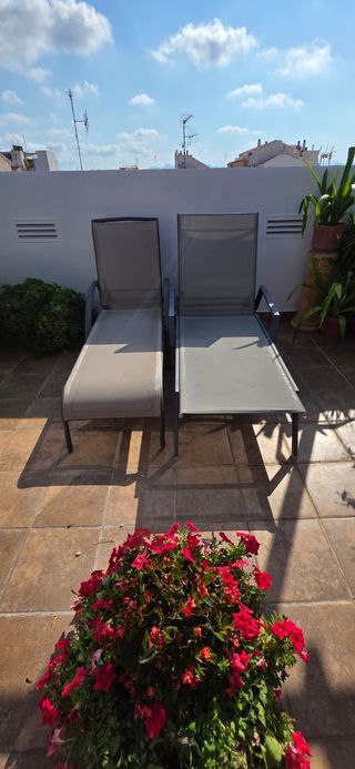 2 tumbonas grises de exterior