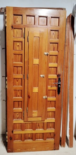 Puerta madera mobila en buen estado.